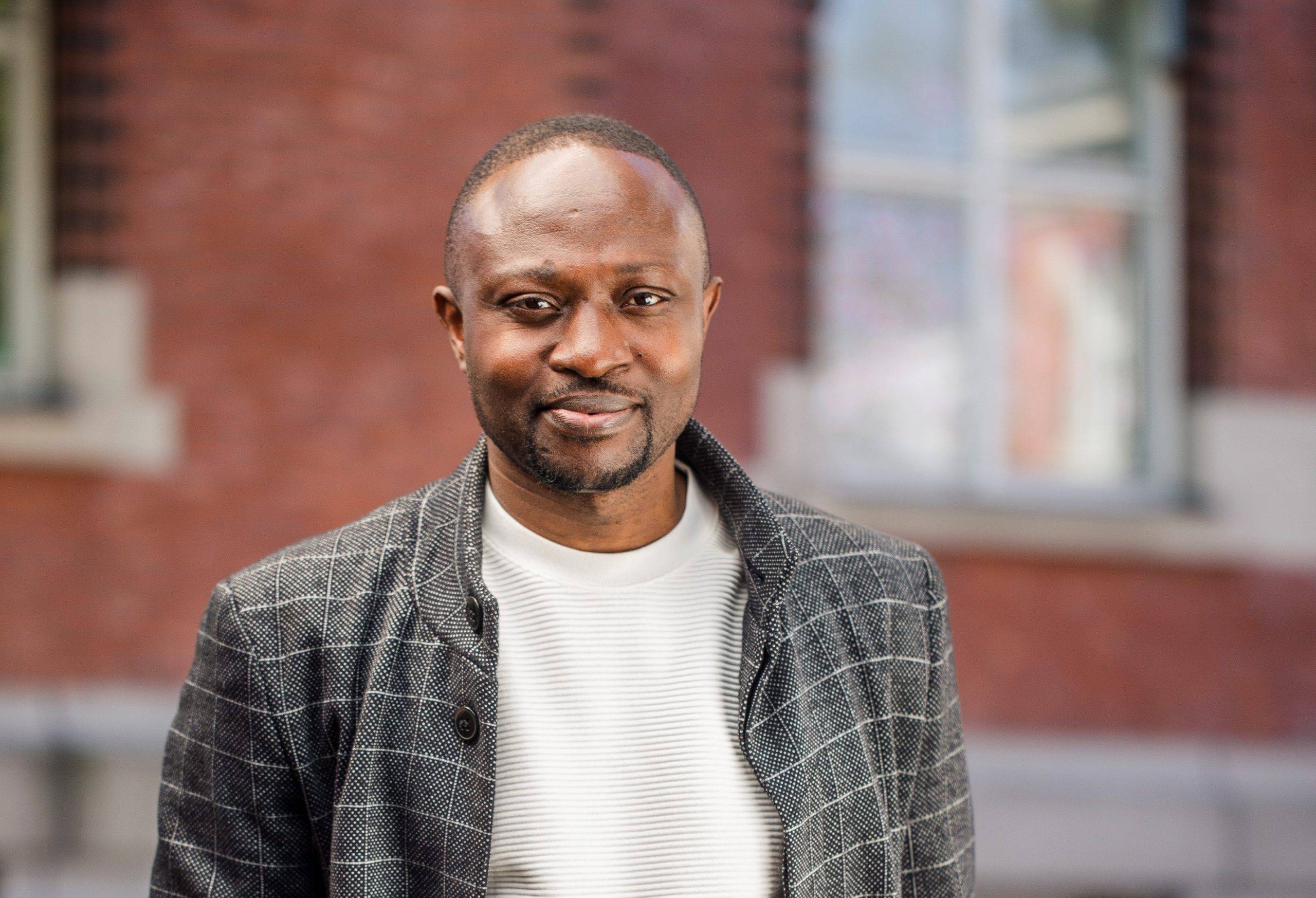 Lærer Frank Owusu har brukt avvergingsplikten flere ganger. Avvbildet foran skolen.